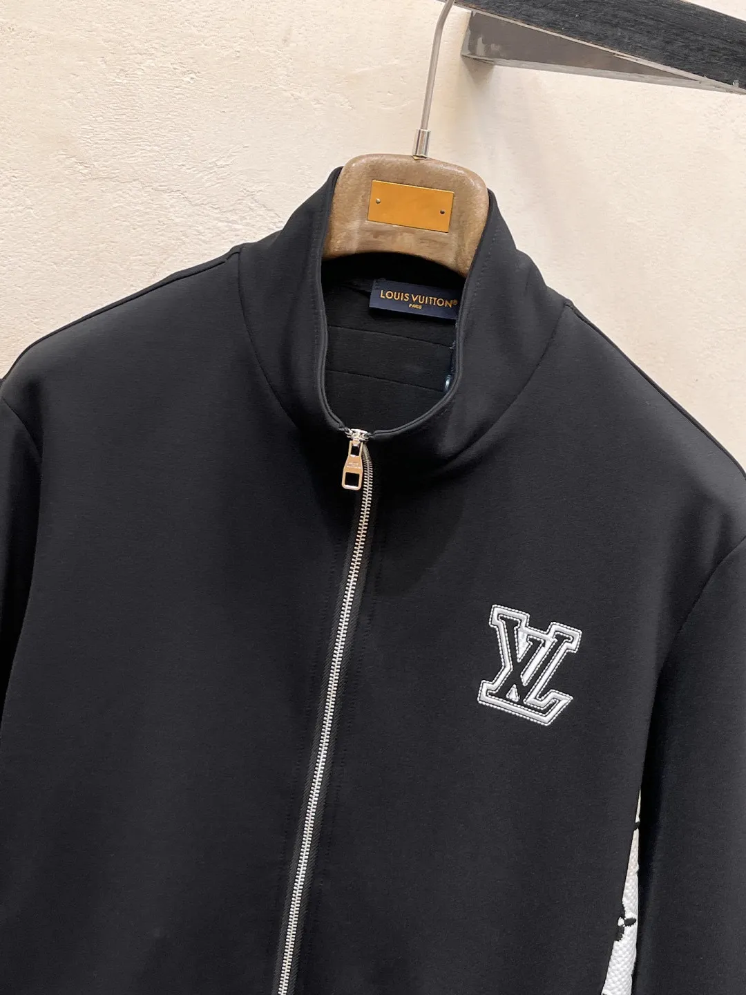🅿️720 [LV Louis Vuitton] hot-selling suit is coming. Focus on the original version of the official website. 2025 new hot-selling cardigan and sweatshirt suit. The original order is the best. 🇭🇰The meticulous work of top designers. It has a fitting and perfect upper body effect. All-natural high-quality Tencel Roman cotton 100%, close-fitting comfort, noble and elegant! Original hardware embodies elegance and nobility! Counter size: M-3XL (maximum wear up to 190 pounds)